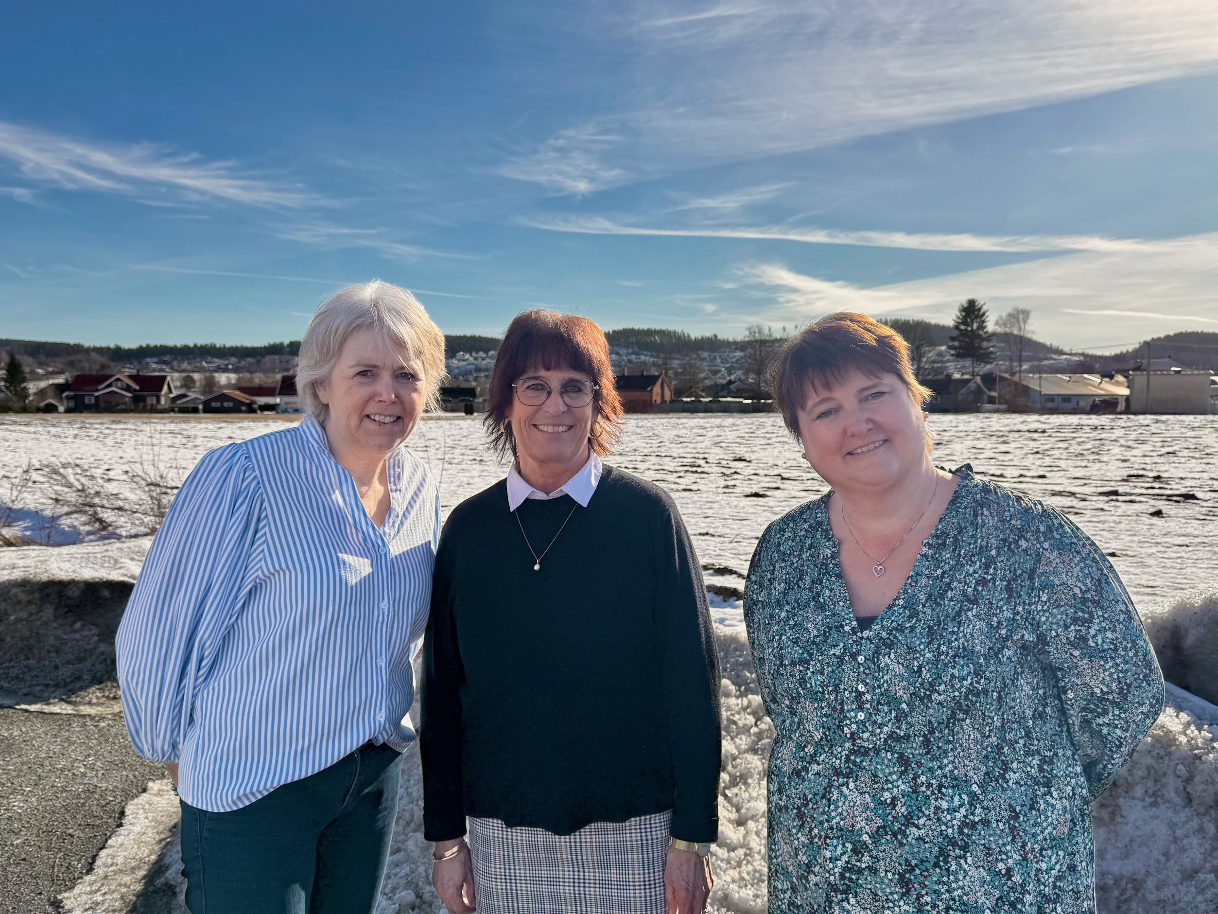 Tre damer ute i sola om vinteren