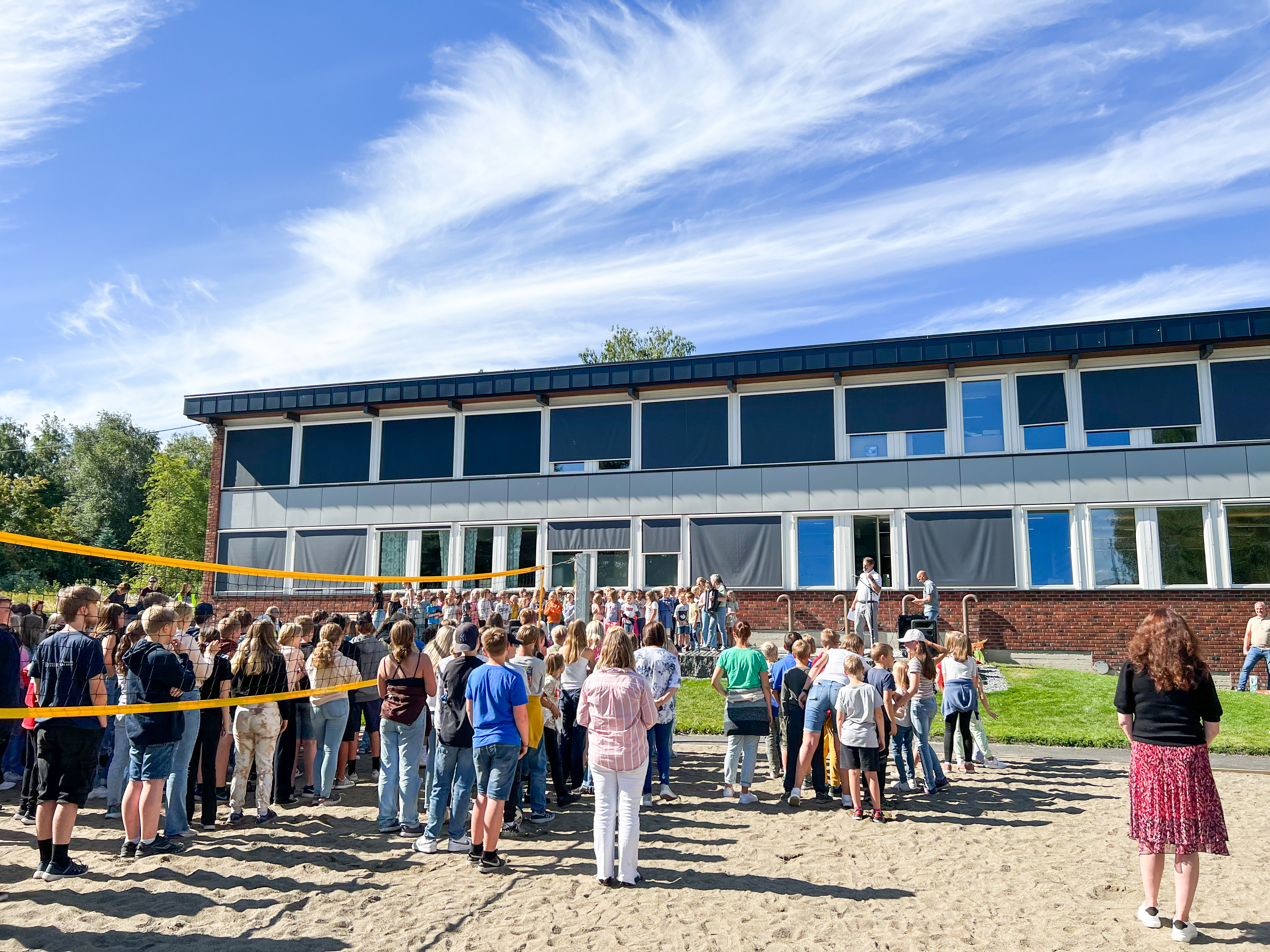 Flere barn på vollyballbane ved Bråte skole