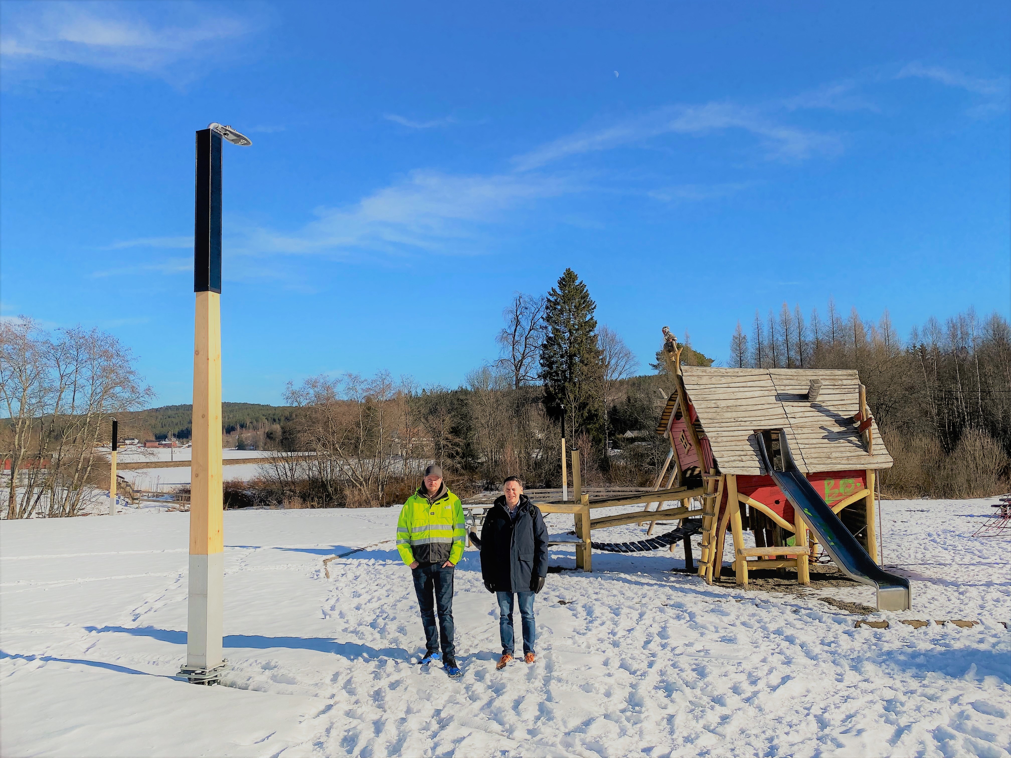 to menn på en lekeplass