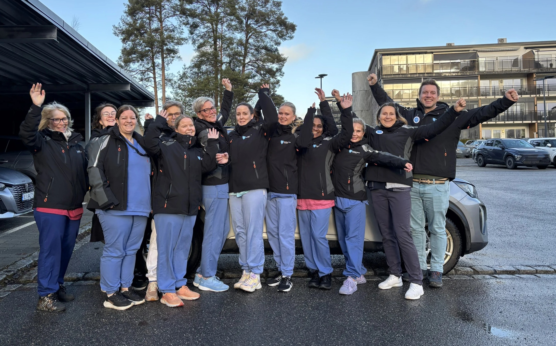 Jublende ansatte i nytt tøy