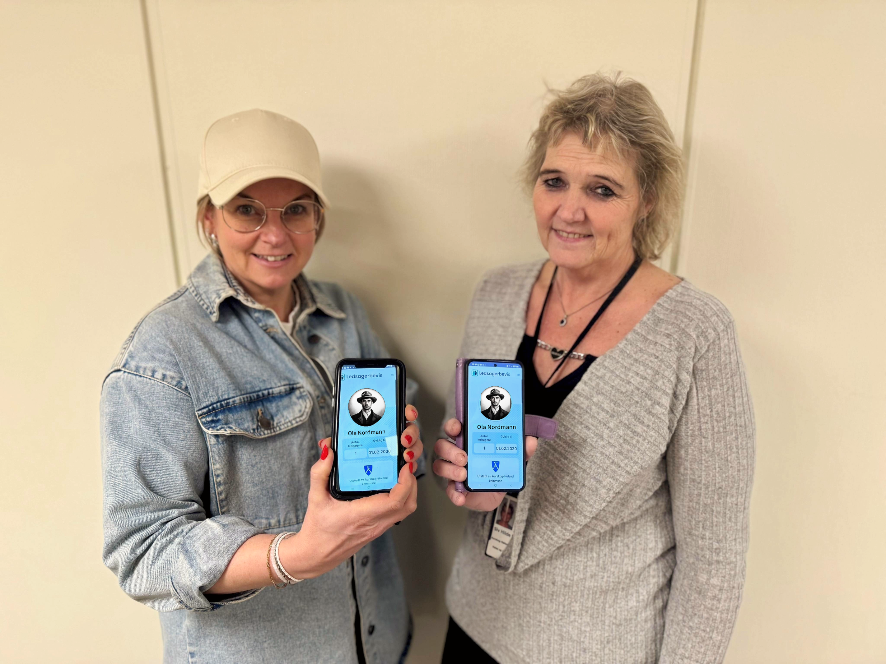 to damer som holde opp telefon