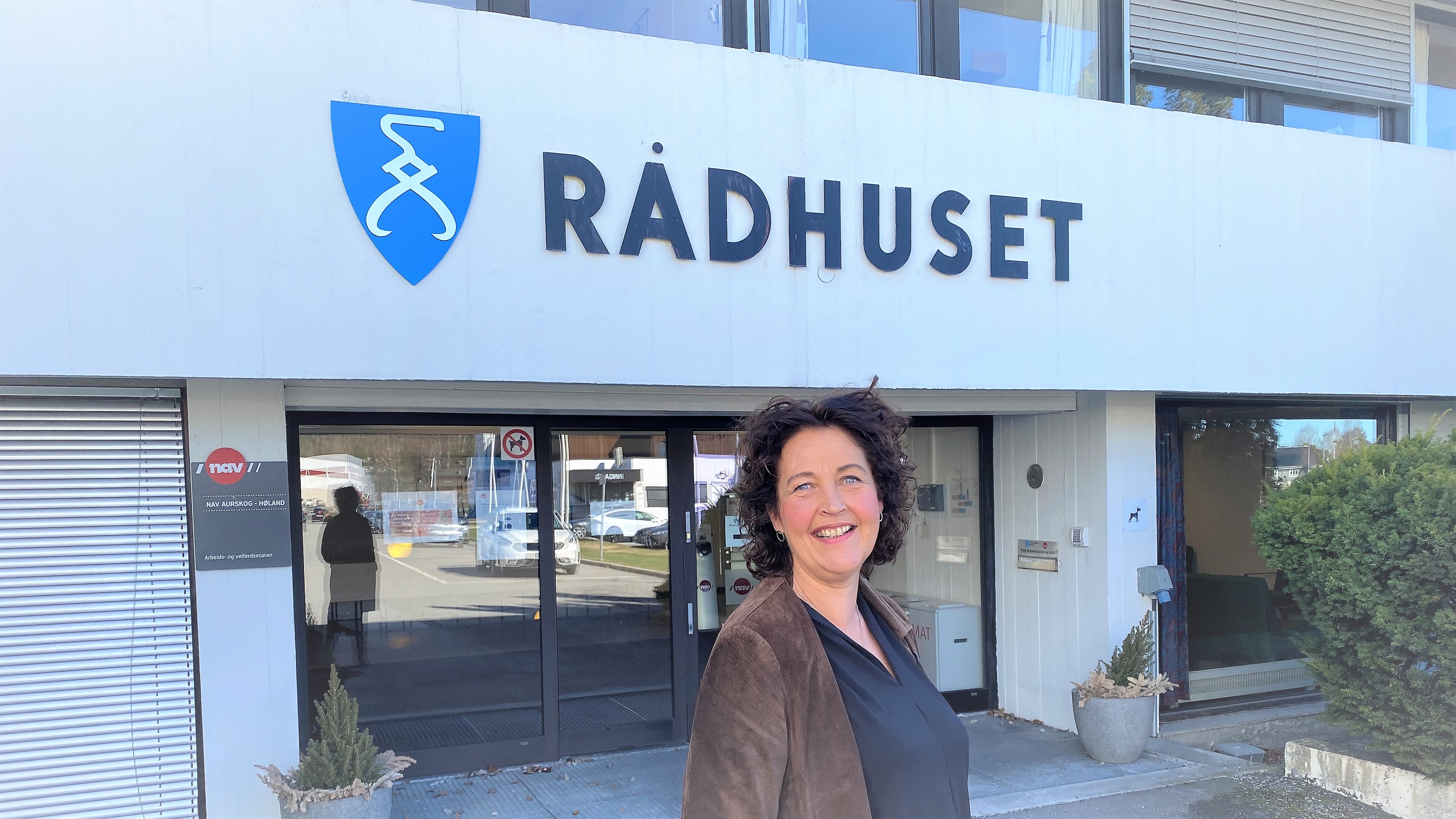 Portrett av Gry Røste foran rådhuset.