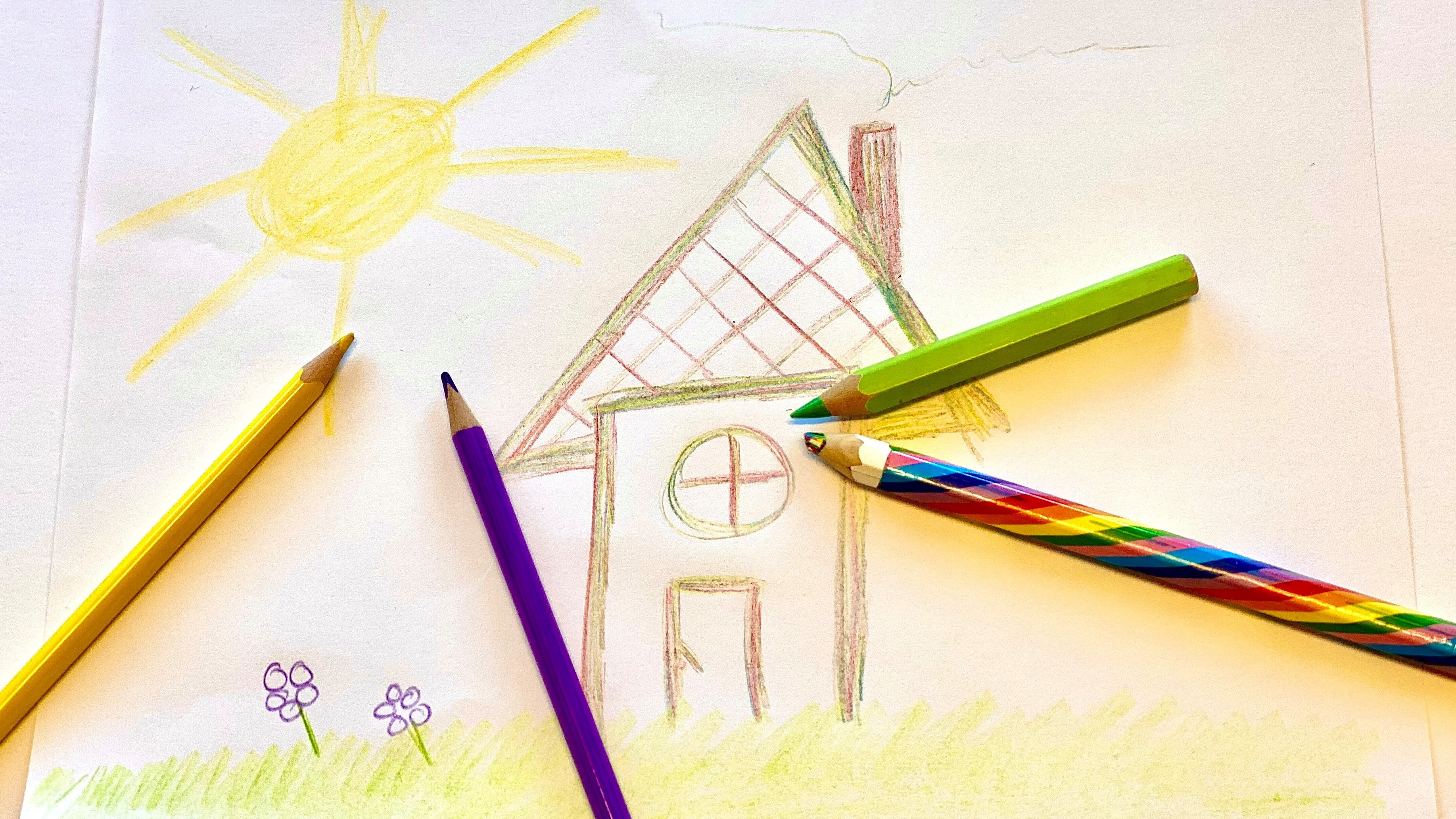 tegning av et hus og fargeblyanter