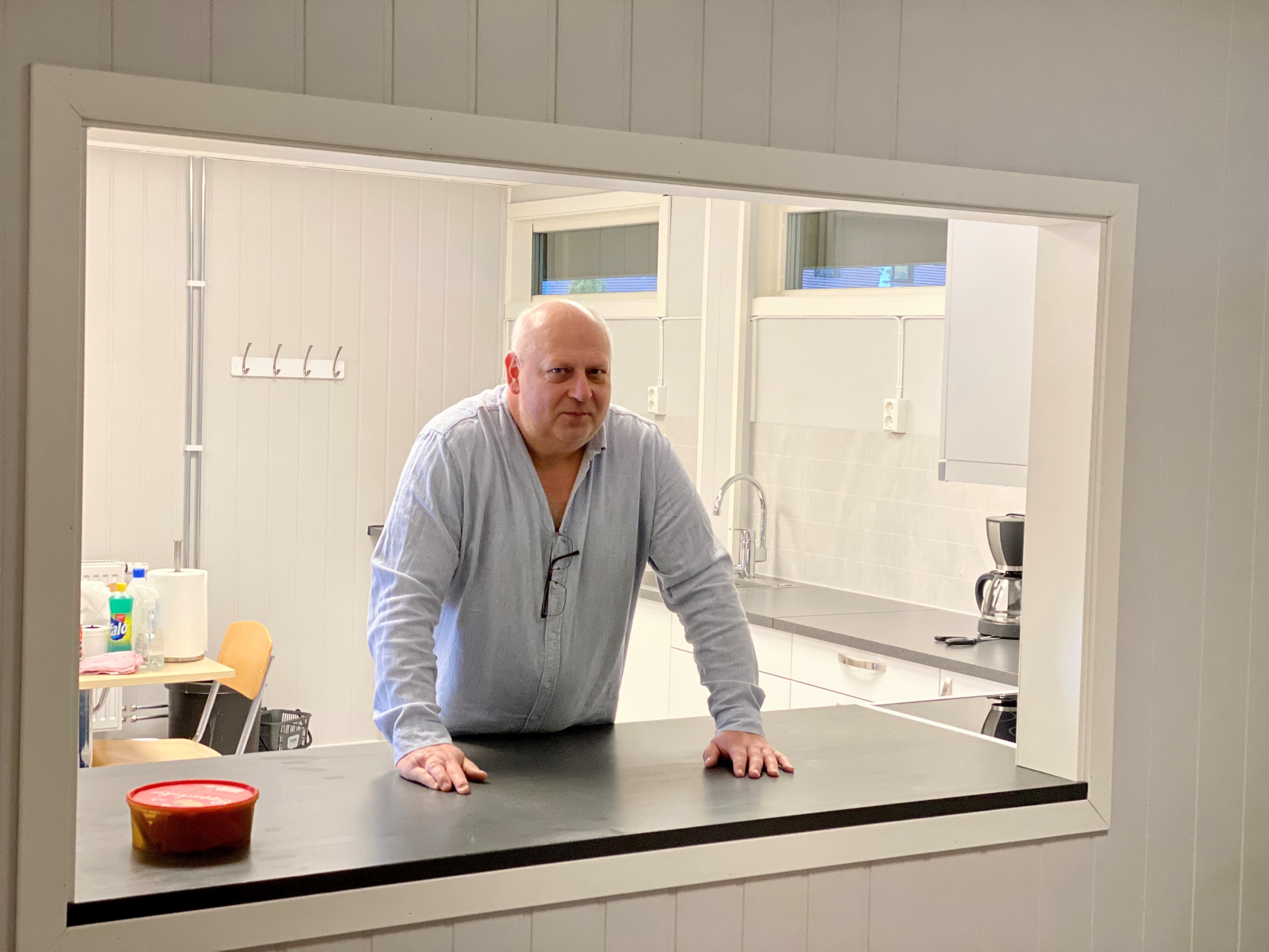 Ragnar står i kiosken