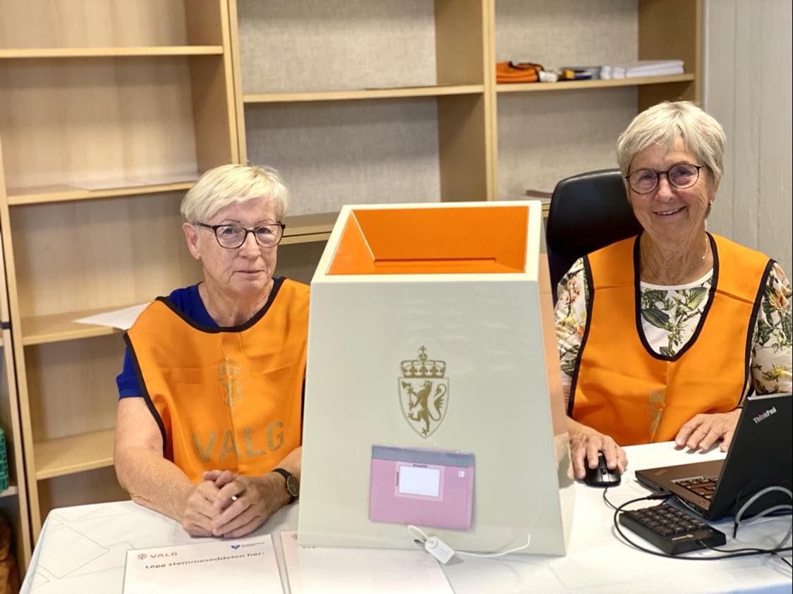 Eve og Inger Marie jobber med valg.
