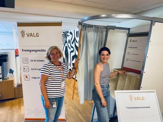 To damer ved en valgluke