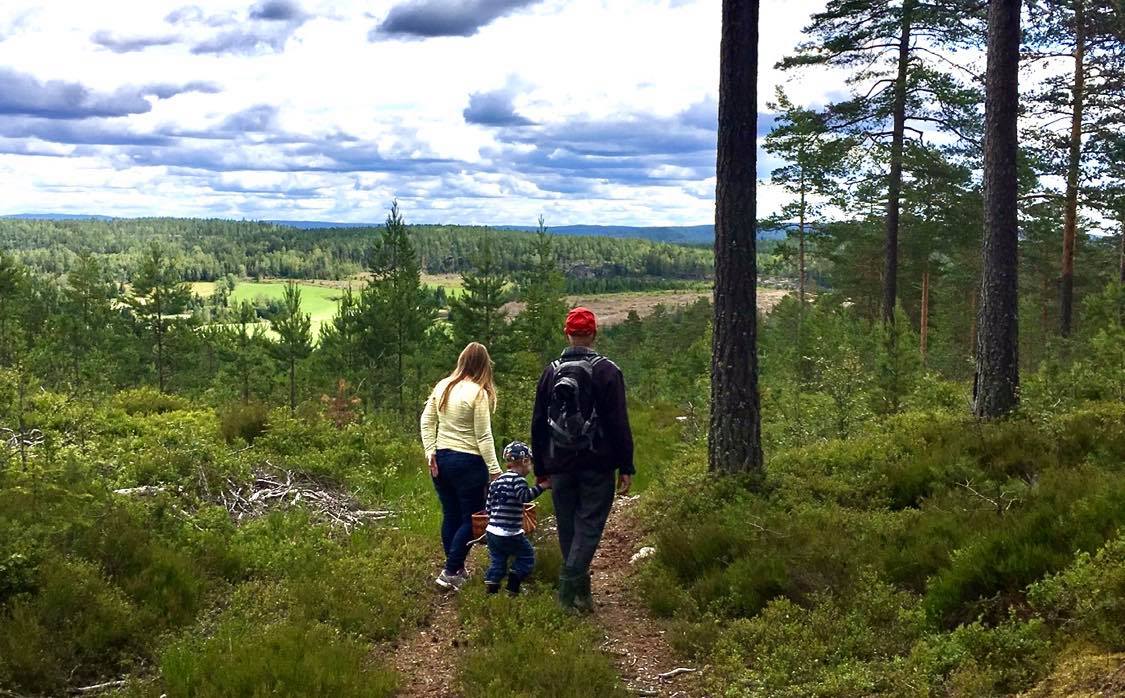 to personer på skogtur